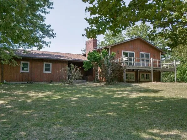 9957 Valley View Dr, Ozawkie, KS 66070