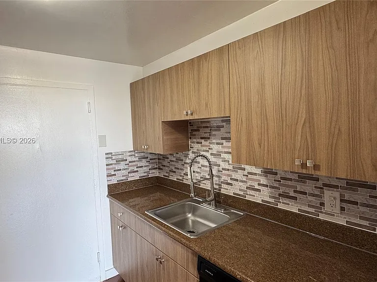 2020 NE 135th St #810 — Photo 8