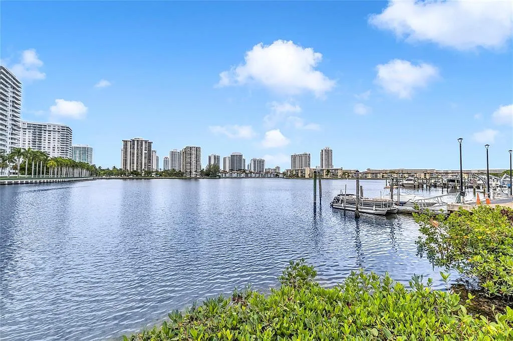 2 bed, 2.0 bath, 1258 sqft, $2,850 — Photo 3