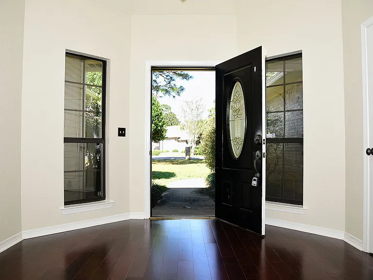 116 Baywind Dr — Photo 2