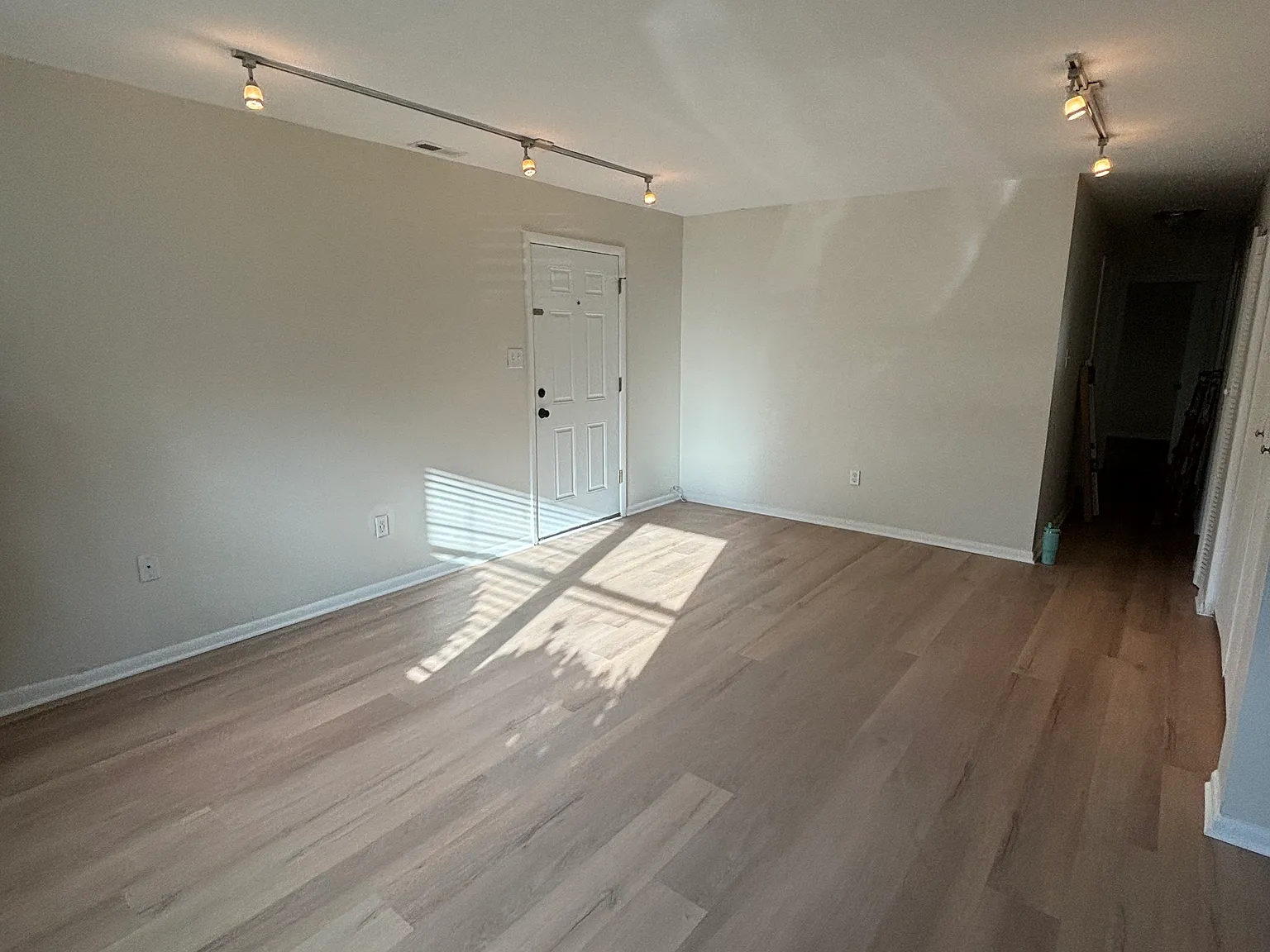 3 bed, 1100 sqft, $2,200 — Photo 2