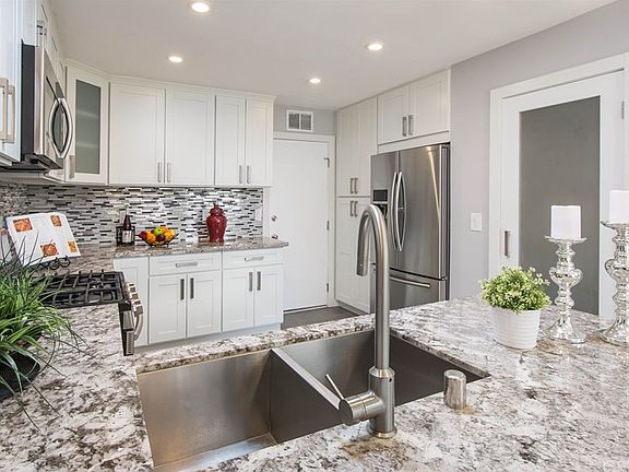 4th image of 25684 Leticia Dr