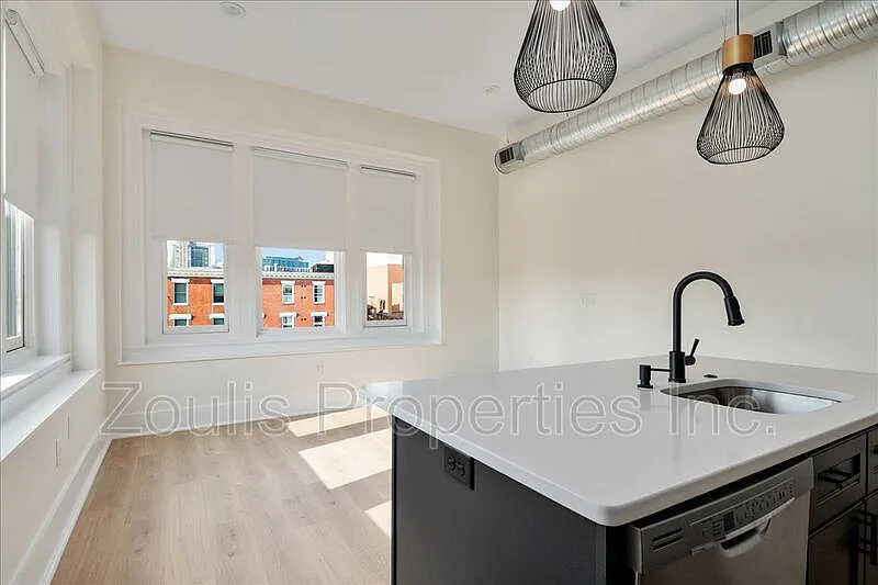 2 bed, 1.0 bath, 810 sqft, $2,100 — Photo 4
