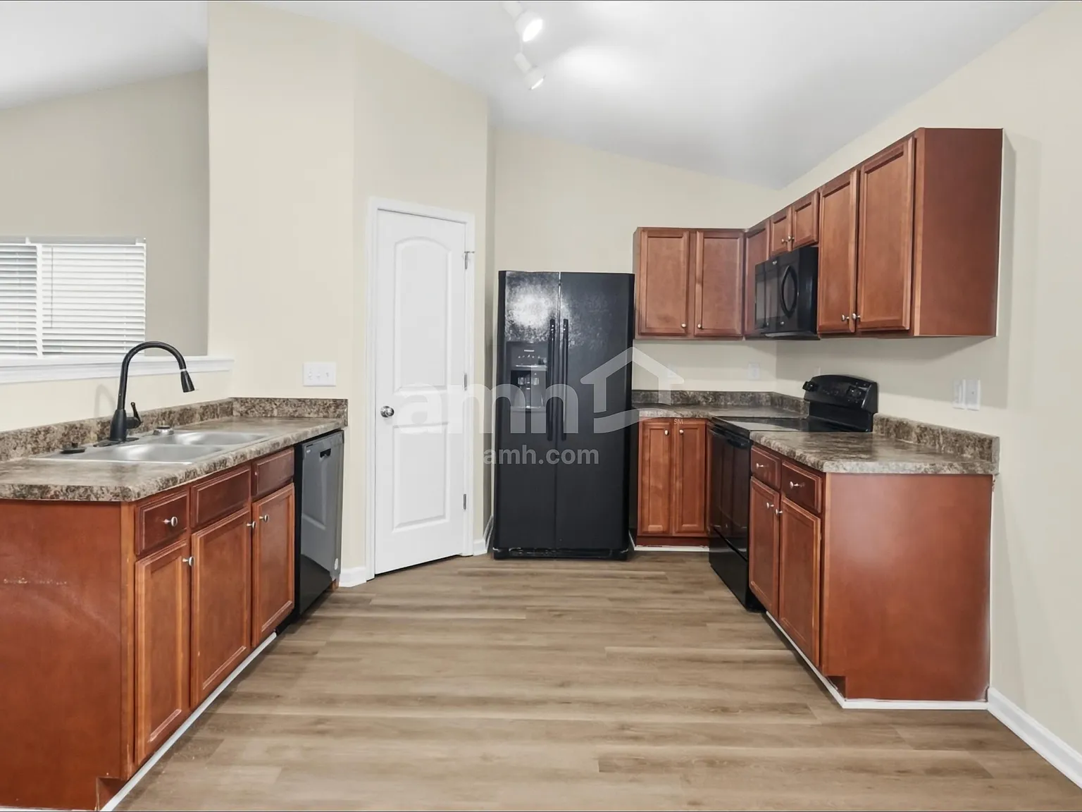 3 bed, 2.0 bath, 1513 sqft, $1,885 — Photo 3