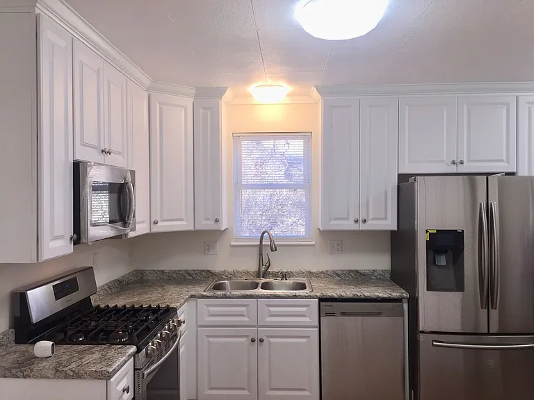 526 W Dale St — Photo 2
