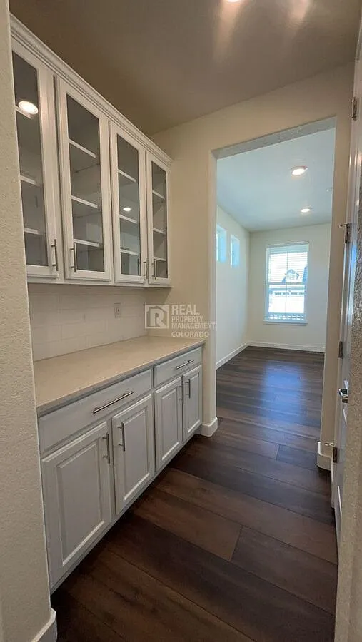 Spacious Erie home with solar and 3-car garage — Photo 4
