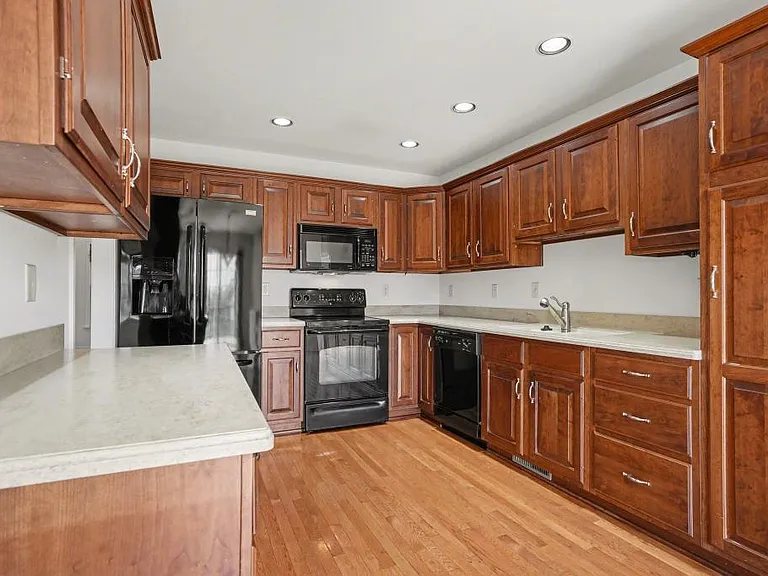 5050 Mendenhall Dr — Photo 10