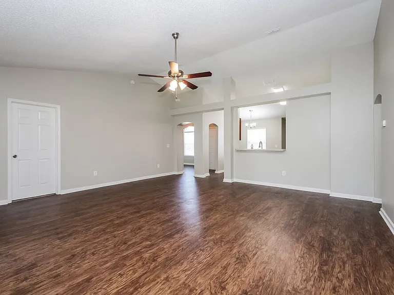 3230 Chantilly Ct — Photo 3