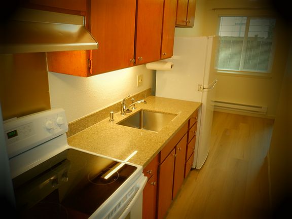 3rd image of 425 Pelly Ave N #3