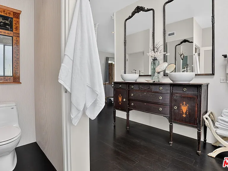 2425 Clement Ave — Photo 36