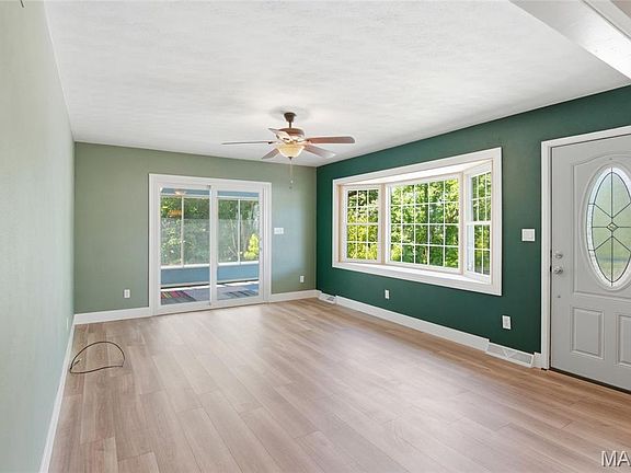 3rd image of 405 W Schaefer St
