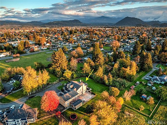 Neighboring Martin Johnson Park, private dead-end location, quick walk to schools and charming downtown Enumclaw. 