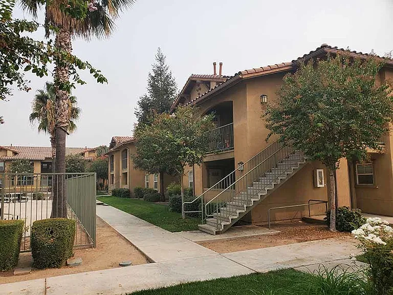 1515 E Jensen Ave — Photo 4