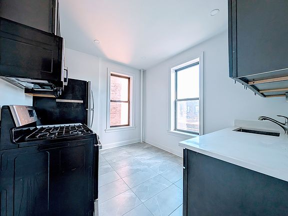 2nd image of 334 Montgomery St #4C