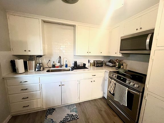 quartz counter tops and stainless steel appliances