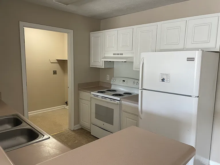 Pacific Park Apartments — Photo 8