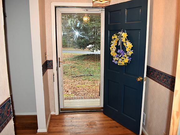 3rd image of 425 Pine Forest Dr