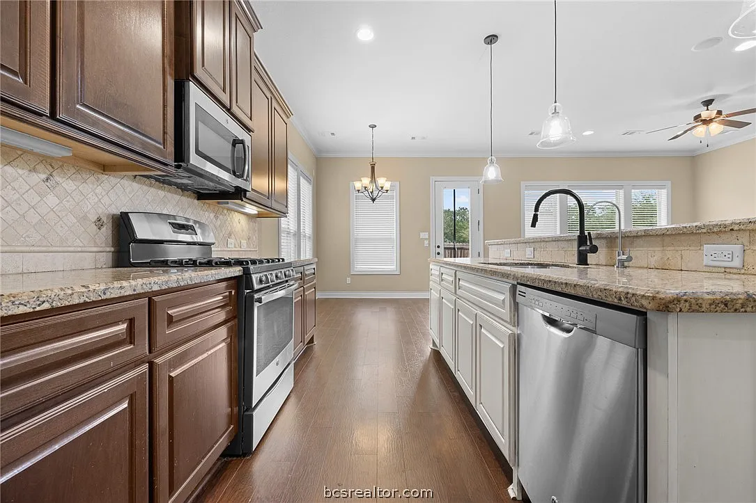 5 bed, 2.5 bath, 2516 sqft, $2,995 — Photo 4