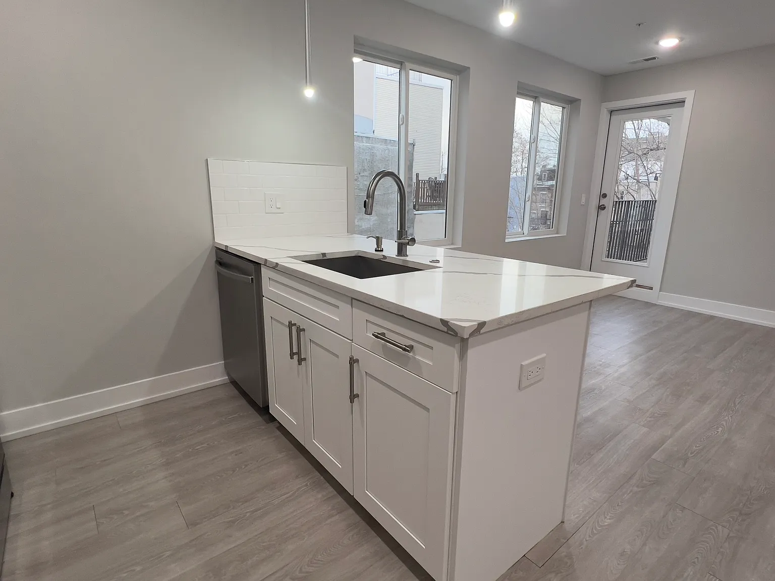 4 bed, 1200 sqft, $3,296 — Photo 4