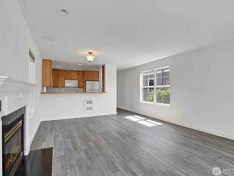 4321 9th Ave NE — Photo 2