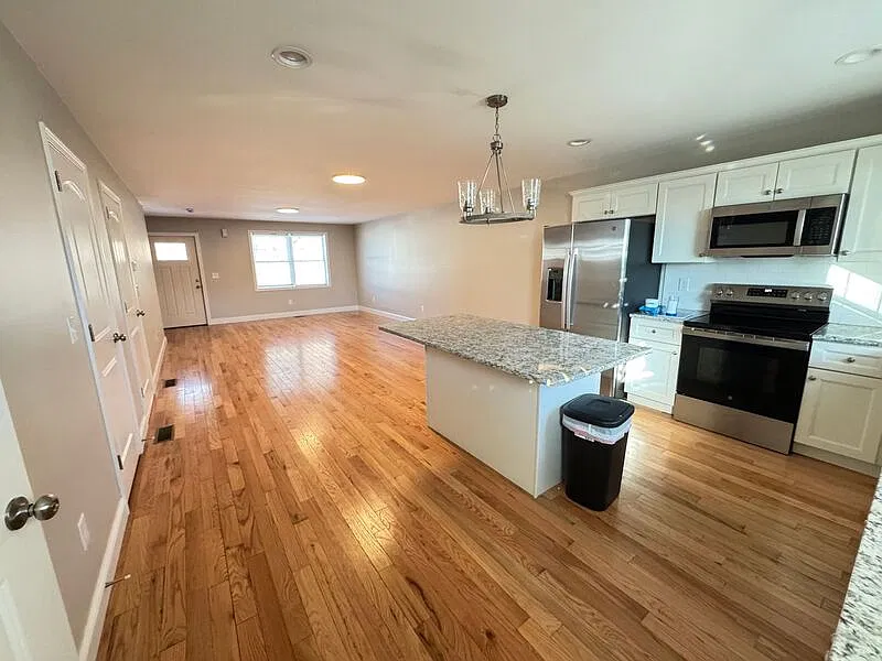 3 bed, 1.5 bath, $2,200 — Photo 2