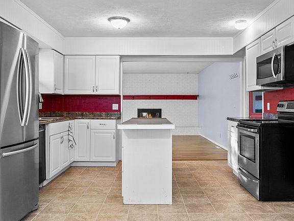 3rd image of 109 Fairlane Dr