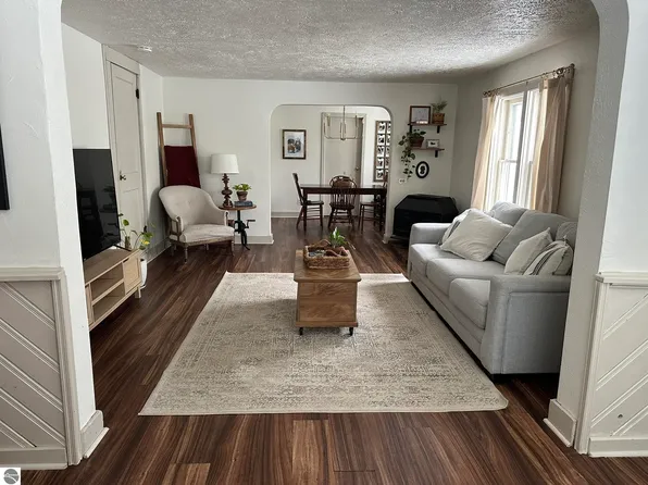 208 Lincoln St, Kalkaska, MI 49646