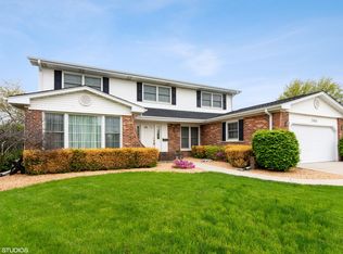 2014 N Pinetree Dr, Arlington Heights, IL 60004