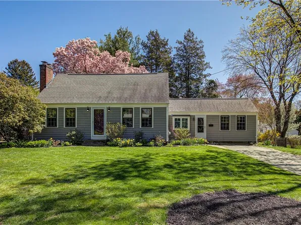 6 Jenks Garden Ln, Barrington, RI 02806