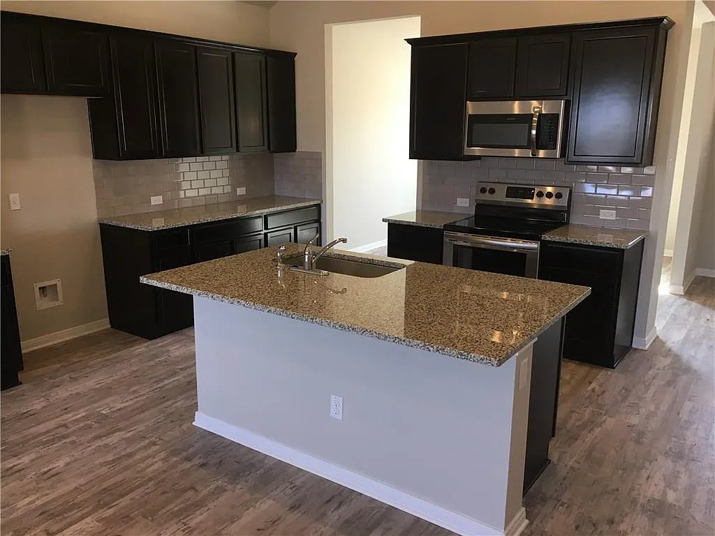 4 bed, 2.5 bath, 2195 sqft, $1,995 — Photo 2
