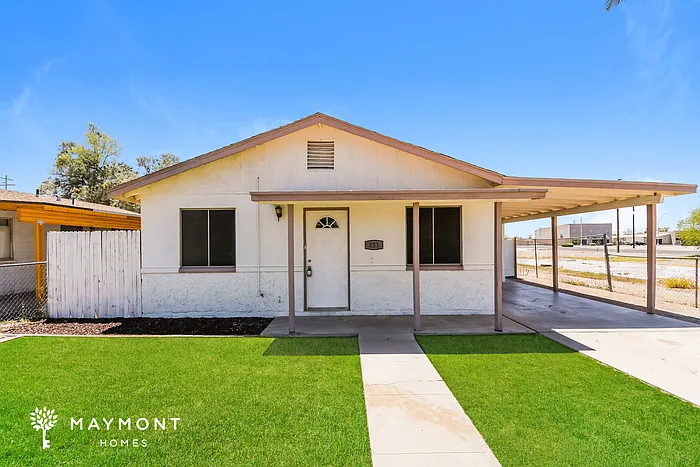 3 bed, 1.5 bath, 975 sqft, $1,300 — Photo 1