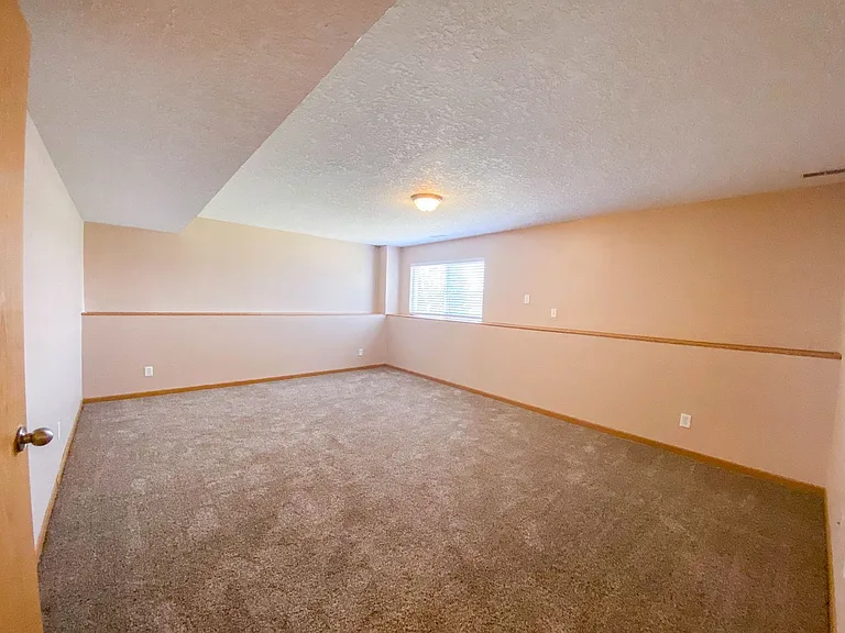 450 SE Westgate Dr — Photo 9