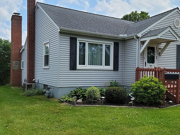 4th image of 225 Hathaway St W