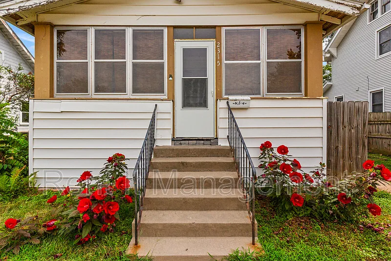 2 bed, 2.0 bath, 1961 sqft, $2,000 — Photo 2
