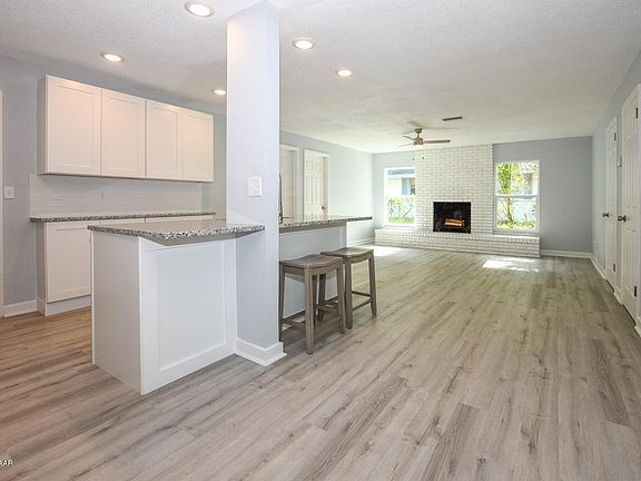4th image of 207 Cambridge Dr