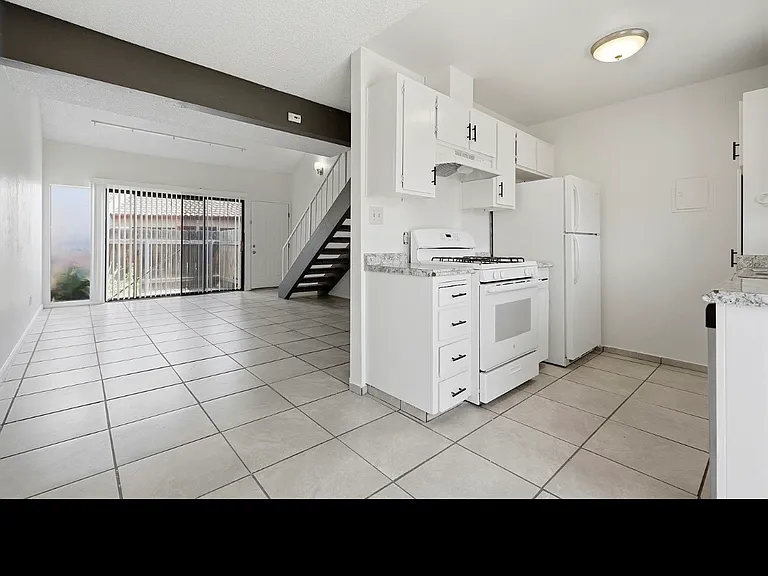 948 Greenfield Ave #948 — Photo 8