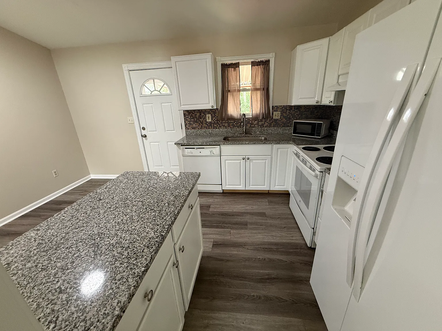 4 bed, 1100 sqft, $2,250 — Photo 3