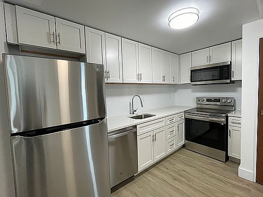 3rd image of 324 Stanhope St #308