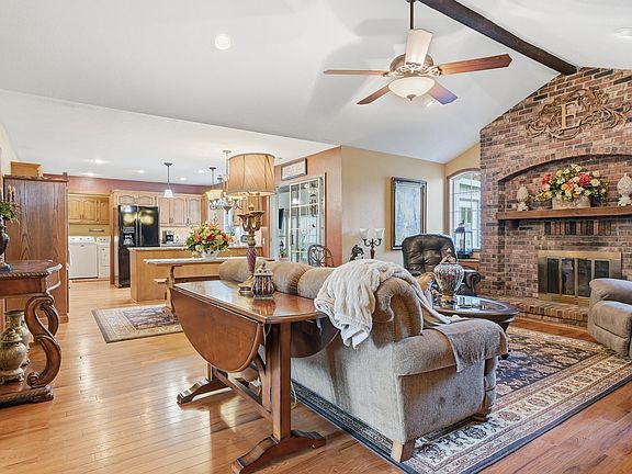 5th image of 1323 W Northwood Street