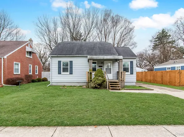 21708 Maple St, Saint Clair Shores, MI 48081