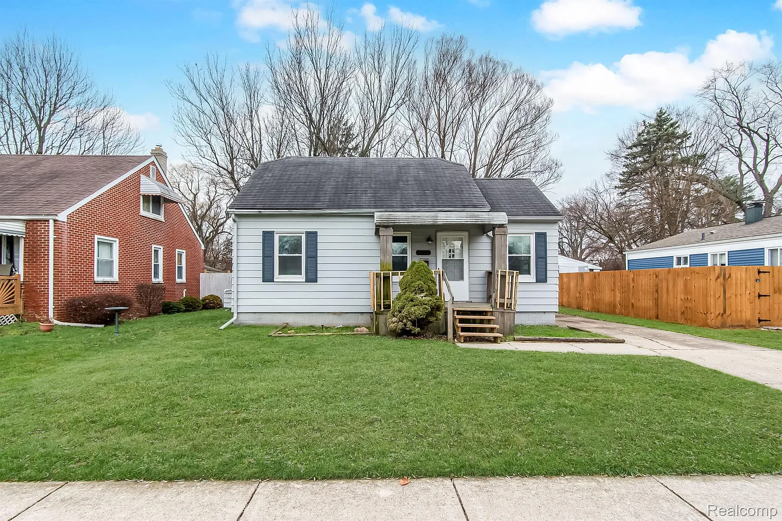 21708 Maple St photo 1