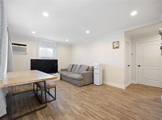 9 Primrose Ln, Levittown, NY 11756