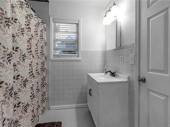 3rd image of 220 Barnard St