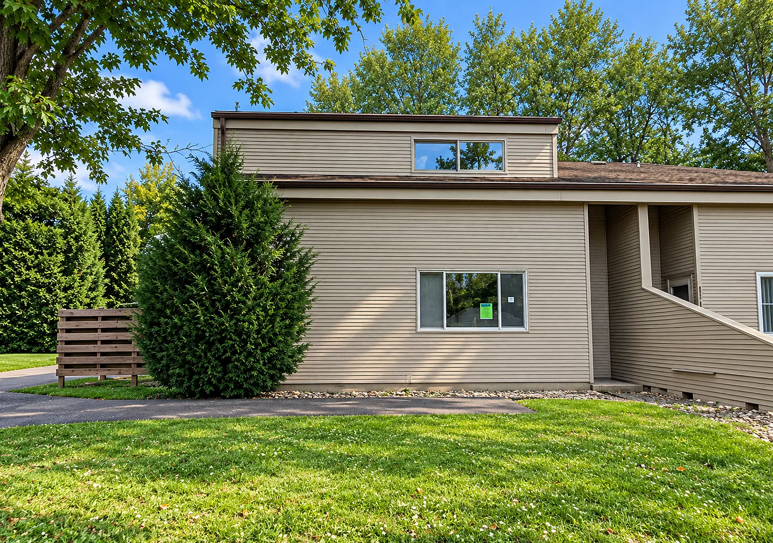902 Hartwell Drive — Photo 2
