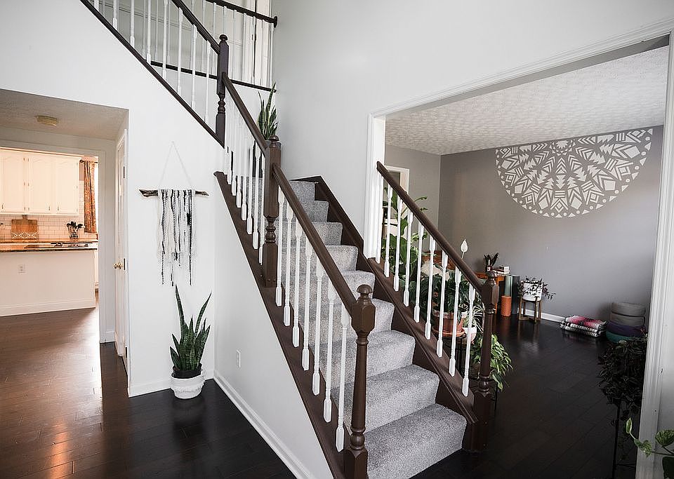 1st image of 916 Carron Cir