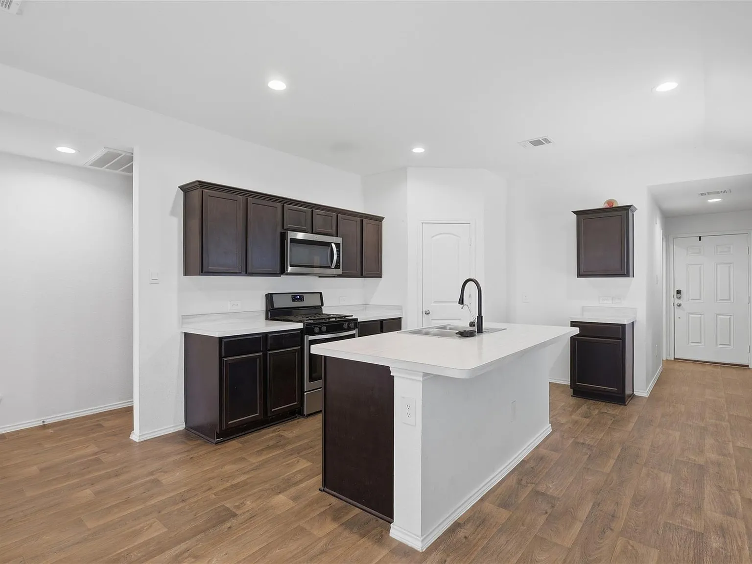 3 bed, 2.0 bath, 1340 sqft, $1,750 — Photo 3