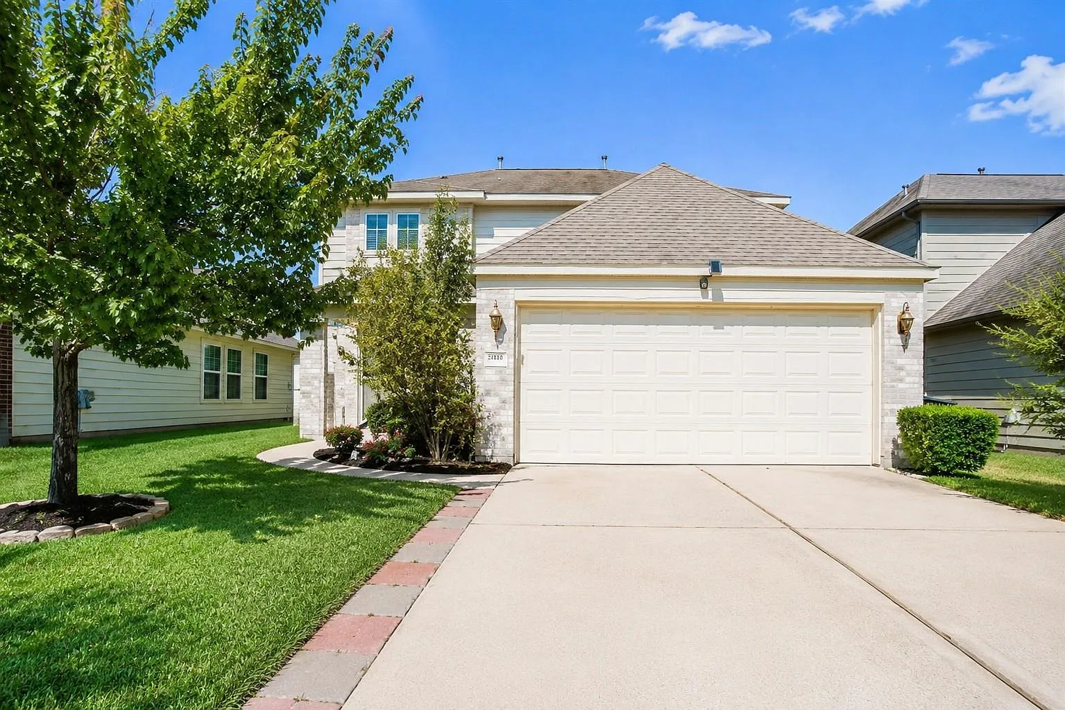 4 bed, 2.5 bath, 2250 sqft, $2,190 — Photo 2