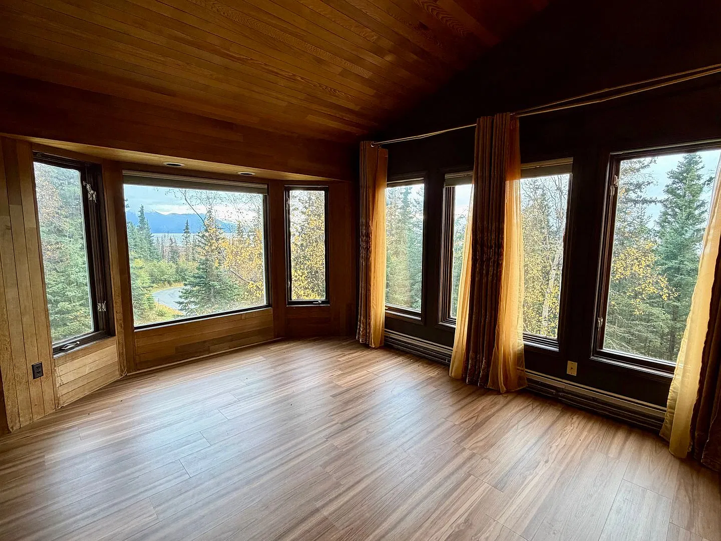 Multi-generational living space with VIEWS in Southpark! — Photo 4