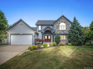 1418 Eden Gardens Dr, Fenton, MI