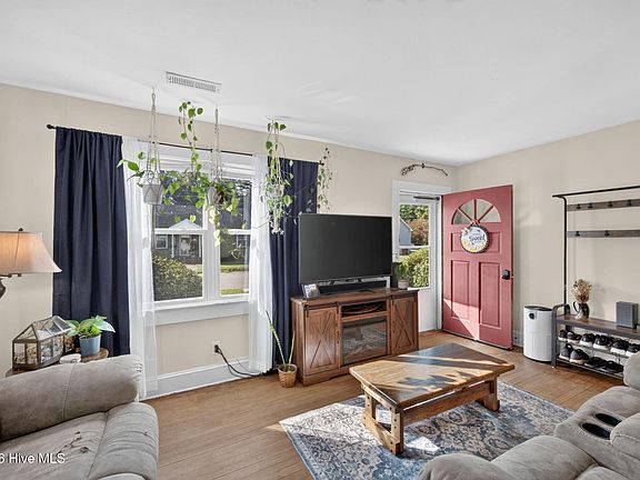 4th image of 204 Saunders Street